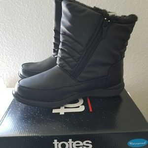Short black snow boots